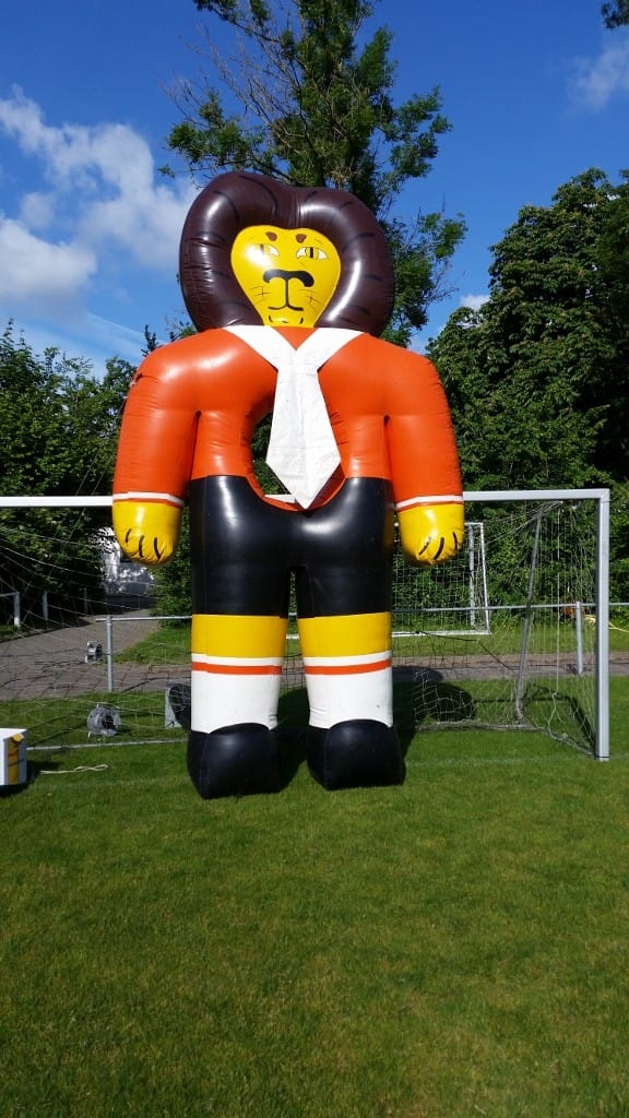 Stropdas Schieten is één van de vele voetbalspellen die u kunt huren bij Carpe Diem Events & Verhuur