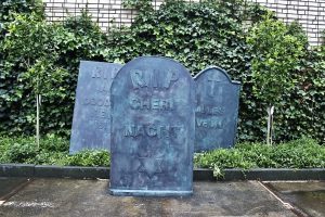 Grafstenen is te huur bij Carpe Diem Events & Verhuur uit Limburg.