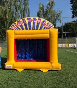 Mega 4 op een rij opblaasbaar is te huur bij Carpe Diem Events & Verhuur uit Sittard, Limburg.