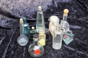 Kleine decoratie flesjes is te huur bij Carpe Diem Events & Verhuur uit Limburg.