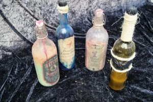 Grote Decoratie Flessen is te huur bij Carpe Diem Events & Verhuur uit Limburg.