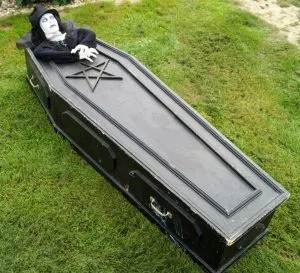 Halloween doodskist is te huur bij Carpe Diem Events & Verhuur uit Limburg.