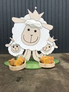 Schaapjes voeren is te huur bij Carpe Diem Events & Verhuur uit Sittard, Limburg.