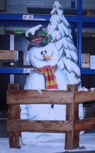 Sneeuwpop met kerstboom Hout is te huur bij Carpe Diem Events & Verhuur uit Sittard, Limburg.