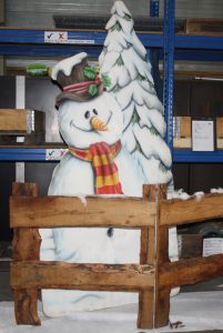 Sneeuwpop met kerstboom Hout is te huur bij Carpe Diem Events & Verhuur uit Sittard, Limburg.