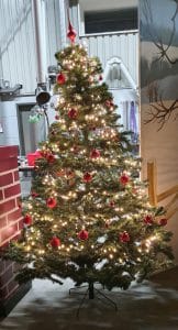 Kerstboom 1.85m Rood Goud Zilver is te huur bij Carpe Diem Events & Verhuur uit Sittard, Limburg.