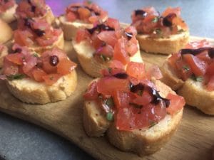 Bruschetta tomaat mozzarella is te huur bij Carpe Diem Events & Verhuur uit Sittard, Limburg.