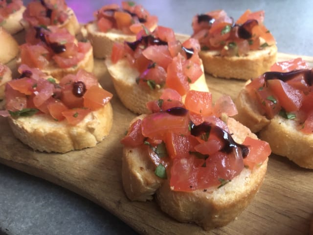 Bruschetta tomaat mozzarella is te huur bij Carpe Diem Events & Verhuur uit Sittard, Limburg.