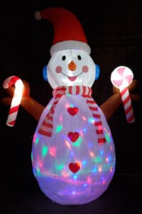 Sneeuwpop Opblaasbaar Rood is te huur bij Carpe Diem Events & Verhuur uit Sittard, Limburg.