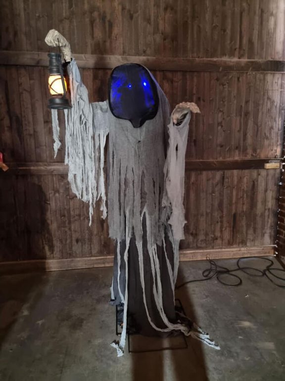 Grim Reaper 2.10 meter met licht, geluid en beweging is te huur bij Carpe Diem Events & Verhuur uit Sittard, Limburg.