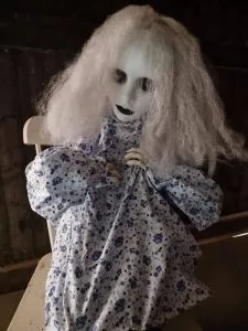 Zittend meisje met licht en geluid is te huur bij Carpe Diem Events & Verhuur uit Sittard, Limburg.