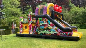 Hindernisbaan Graffiti 10 meter is te huur bij Carpe Diem Events & Verhuur uit Sittard, Limburg.