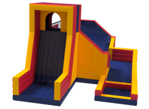Een superslide opblaasbare attractie waarin watersproeiers het parcours nat houden om met volle snelheid naar beneden te glijden.