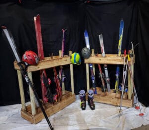 Houten ski rek met ski's, helm en skischoenen