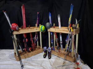 Ski rek van hout waarin ski's, helmen en skischoenen ter decoratie