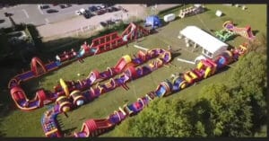 Een boven aanzicht Mega Stormbaan van 250 meter.