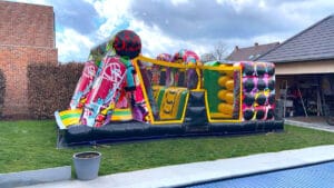 Een kleurrijke Hindernisbaan Graffiti van 7 meter lang