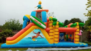 Springkussen Beach Run 10mtr. huren bij Carpe Diem Verhuur uit Sittard, Limburg.