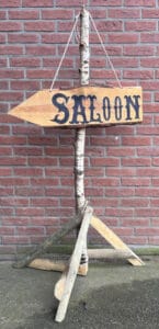 Wegwijzer Saloon huren bij Carpe Diem Events & Verhuur voor bij U Western party