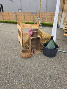 Wijnfles in Mand te huur als decoratie bij Carpe Diem Events & Verhuur