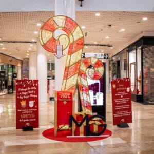 Kerstdecoratie: Verlichte Zuurstok van 2.50 meter hoog huren bij Carpe Diem Verhuur.