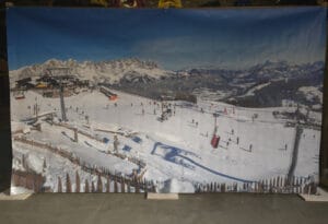 Après ski decor met wintersport landschap en skilift als achtergrond huren