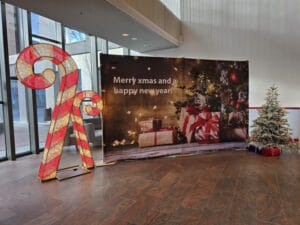 Kerst decoratie achterwand met cadeaus en kerstboom huren voor bedrijfsfeest