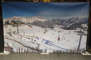 Wintersport decorwand huren met skipiste en skilift voor après ski themafeest