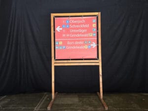 Alpen ski richtingsbord als decoratie voor après ski feest huren bij Carpe Diem Verhuur