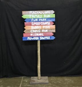 Après ski wegwijzer huren met Alpen piste borden voor winter themafeest bij Carpe Diem Verhuur