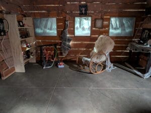 Haunted house decoratie met spinnenwebben, schommelstoel en griezelige Halloween setting