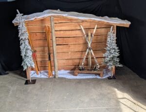 Houten decorwand après ski huren met ski’s en winterse aankleding