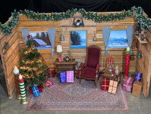 Kerstman woonkamer decoratie met kerstboom, cadeautjes en stoel van de kerstman voor winter evenement