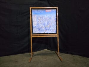 Après ski decor met wintersport routekaart op standaard huren bij Carpe Diem Verhuur