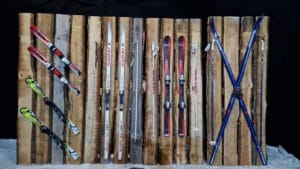 houten ski decorwand met ski’s voor apres ski themafeest