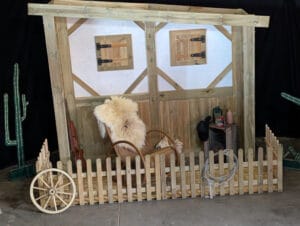 Cowboy huisje decoratie voor western themafeest met cactus en western accessoires
