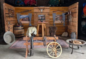 Wild west saloon decorwand met houten wanden, cowboy accessoires en saloon sfeer voor western themafeest